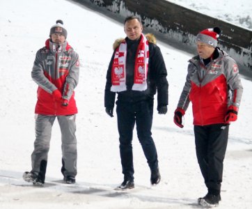 Prezydent Andrzej Duda z Apoloniuszem Tajnerem i Adamem Małyszem na wybiegu skoczni