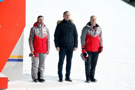 Prezydent Andrzej Duda z Apoloniuszem Tajnerem i Adamem Małyszem śpiewają hymn