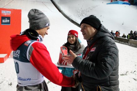 Burmistrz Wisły Tomasz Bujok wręcza Piotrowi Żyle urodzinowy tort