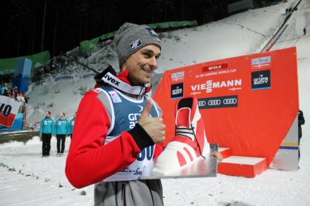 Piotr Żyła z tortem