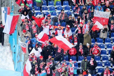 Kibice powoli gromadzą się na trybunach