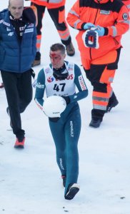 Piotr Żyła po upadku opuszcza zeskok