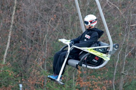 Kamil Stoch w drodze na górę skoczni