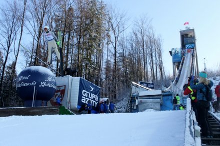 Zawodnik wychodzi z progu skoczni w Malince