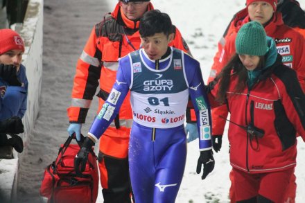 Japoński zawodnik po upadku na zeskok