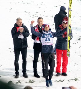Kamil Stoch skacze z radości