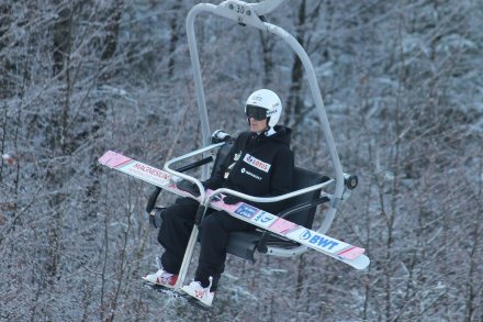 Piotr Żyła jedzie na górę skoczni