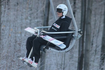 Piotr Żyła jedzie na górę skoczni