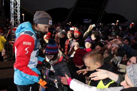 Manuel Fettner rozdaje autografy