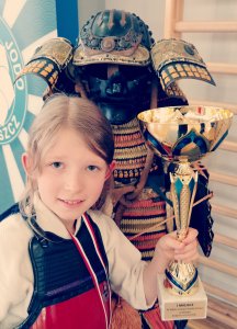 Lena Pustówka z pucharem