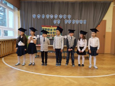 Pierwszoklasiści podczas występu
