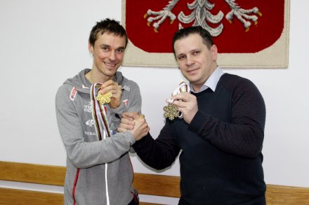 Piotr Żyła z burmistrzem Wisły i medalami