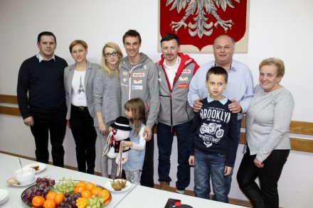 Rodzina Piotra Żyły z burmistrzem Wisły, jego małżonką i Adamem Małyszem