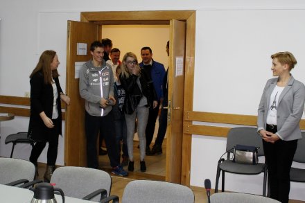 Piotr Żyła z rodziną wchodzi do sali sesyjnej