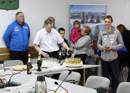 Przygotowania do symbolicznego toastu