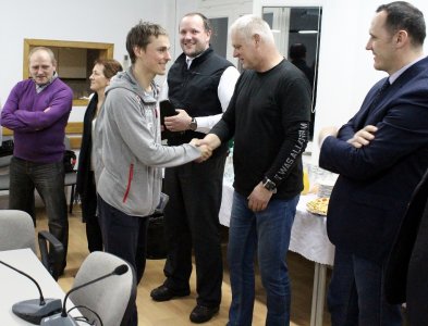 Piotr Żyła wita się z gośćmi