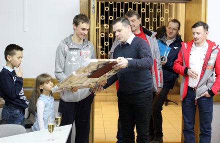 Burmistrz wręcza mistrzowi świata upominek