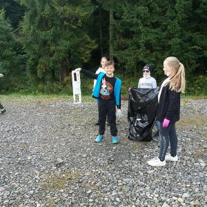 Młodzież podczas sprzątania