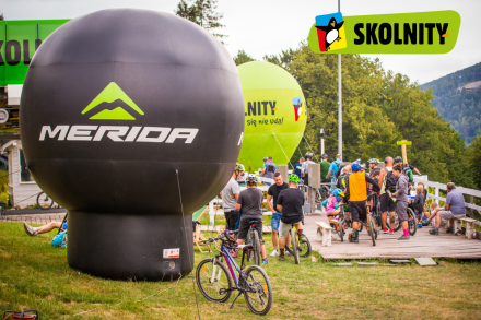 Uczestnicy wydarzenia w kolejce do wjazdu