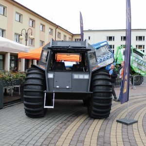 Sherp - jeden z prezentowanych pojazdów na plcu Hoffa