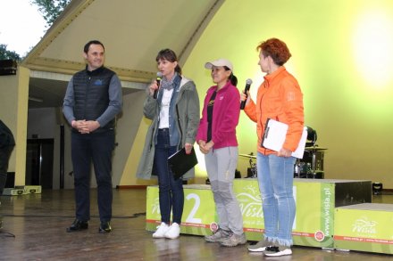 Ceremonia wręczenia nagród i pucharów zwycięskim załogom w rajdzie 4x4 Women's Challenge