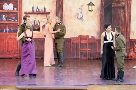 Fragment spektaklu "W oddaleniu"