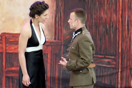 Fragment spektaklu "W oddaleniu"