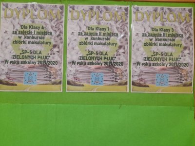 Dyplomy dla zwycięzców w konkursie zbiórki makulatury
