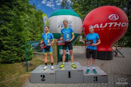Zwycięzcy jednej z kategorii na podium