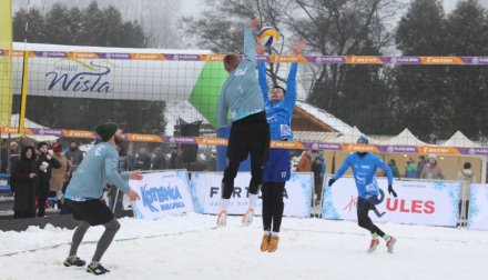 Walka przy siatce podczas turnieju siatkówki na śniegu