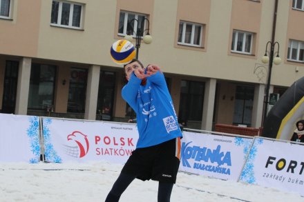 Zawodnik odbiera piłkę