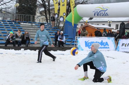 Jedna z drużyn odbiera piłkę w defensywie