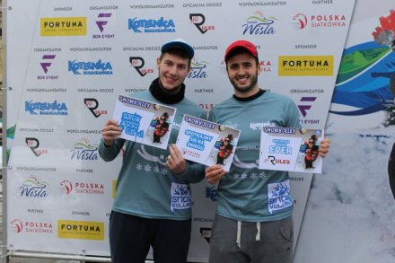 Para zawodników pozuje do fotografii na tle ścianki sponsorskiej