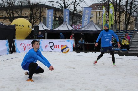 Jedna z drużyn odbiera piłkę w defensywie