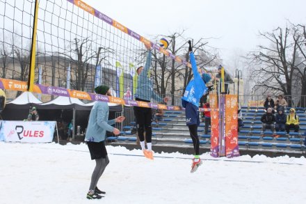 Jeden zawodnik atakuje, drugi broni