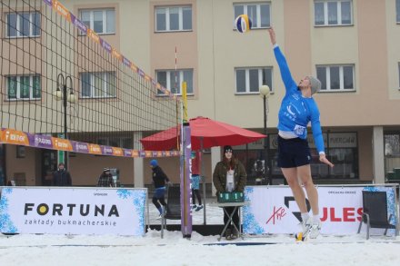 Niektórzy zawodnicy nie boją się zimy i grają w krótkich spodenkach