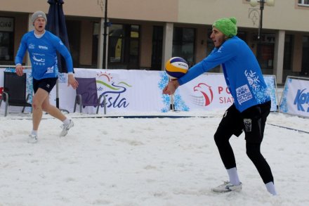 Jedna z drużyn przyjmuje zagranie