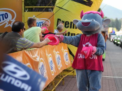 Kibice otrzymują gadżety od sponsorów