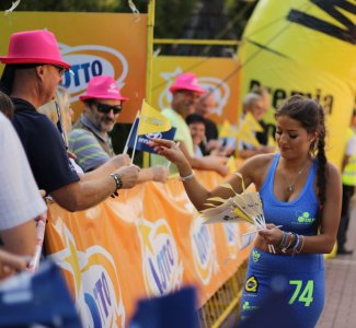 Kibice otrzymują gadżety od sponsorów