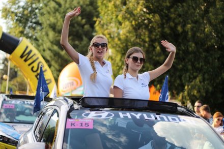 Piękne panie w kolumnie sponsorskiej