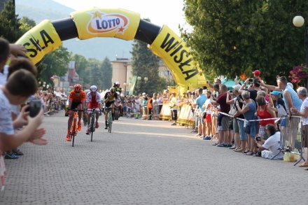Przejazd kolarzy przez centrum Wisły