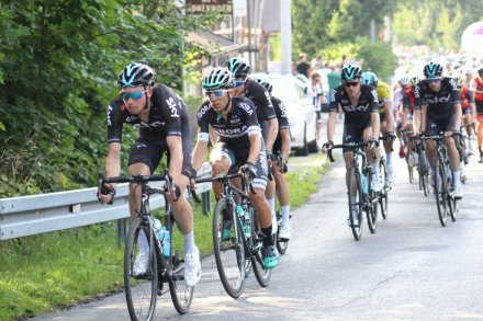 Podjazd pod Zameczek w Czarnym