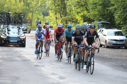 Kolarze wjezdżają do Czarnego