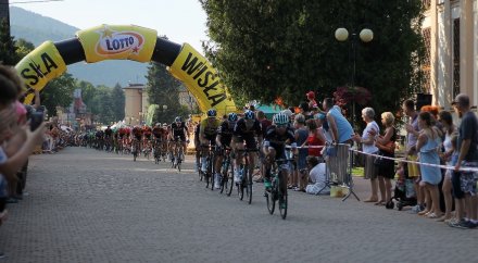 Przejazd kolarzy przez centrum Wisły