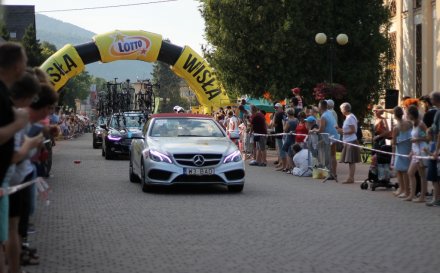 Kolumna pojazdów technicznych na głównym deptaku