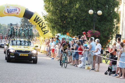 Jeden z kolarzy na trasie wyścigu