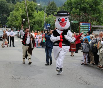 Korowód zespołów na czele z Wiślaczkiem rusza na ulicy Olimpijskiej