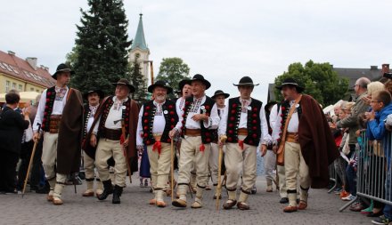 Męskie grupy śpiewacze podczas korowodu