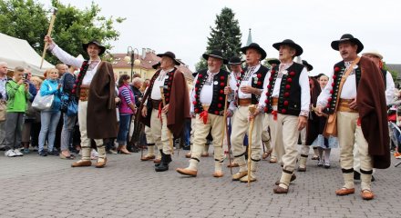 Męskie grupy śpiewacze podczas korowodu