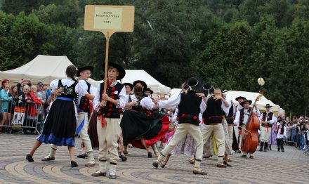 Zespół Regionalny Wisła prezentuje się na placu Hoffa